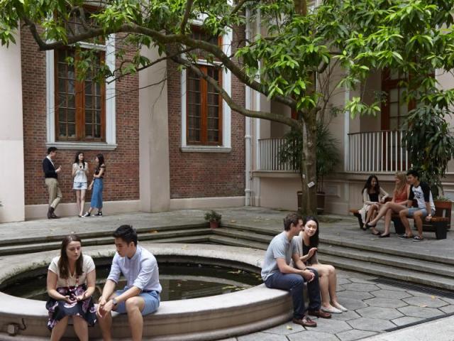 香港大学官方访校页面的校园庭院人物照片，仅作院校识别，不代表相关项目学员、授课地点或出境要求。