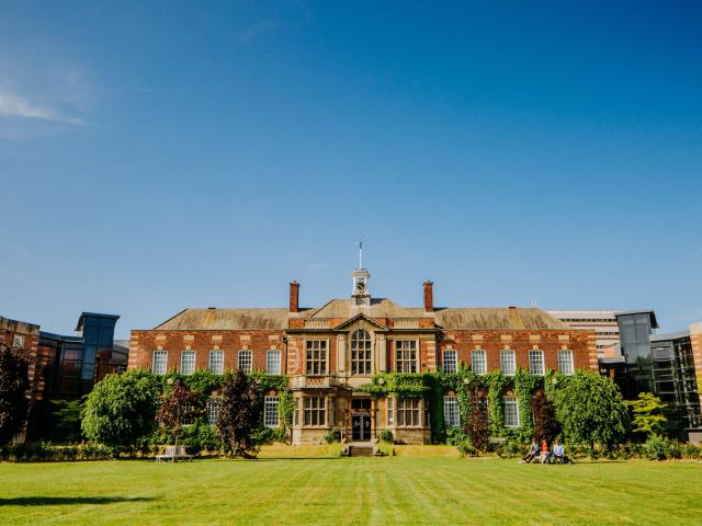英国赫尔大学商学院 Derwent Building 校园建筑