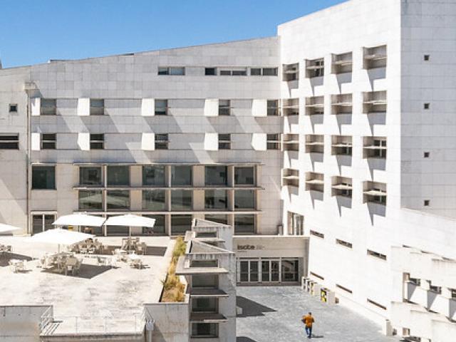里斯本大学学院ISCTE商学院官网二号楼及庭院实景，仅作院校识别，不代表具体项目授课地点或出境要求。