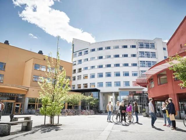 瑞典延雪平大学官网校园楼宇及广场实景，仅作院校识别，不代表具体项目授课地点或出境要求。