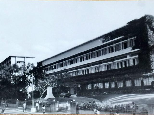 菲律宾国父大学官网校史中的校园建筑历史照片，非当前校园现状；仅作院校识别，不代表具体项目授课地点或出境要求。