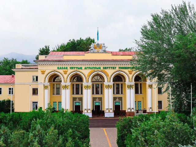 哈萨克斯坦国立农业研究型大学KazNARU官网主楼建筑实景，仅作院校识别，不代表具体项目授课地点或出境要求。