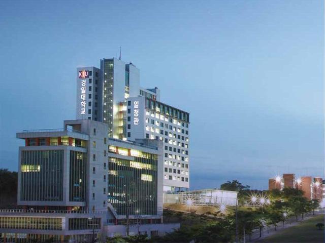 韩国庆一大学校园建筑夜景，来自校方2026学年度招生册，仅作院校识别，不代表具体项目授课地点或出境要求。