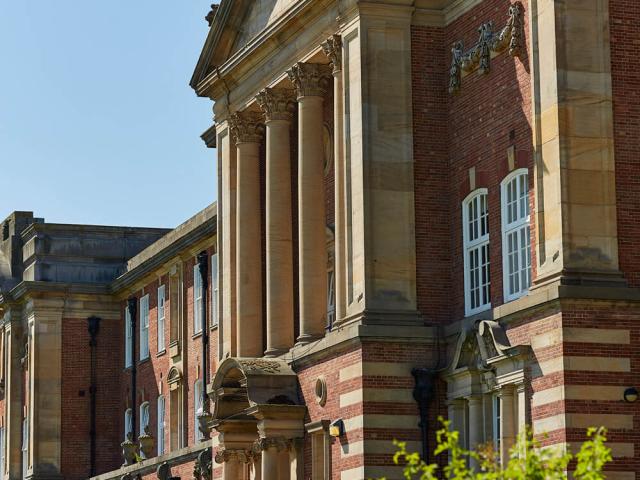 利兹贝克特大学官网James Graham校舍正面建筑实景，仅作院校识别，不代表具体项目授课地点或出境要求。