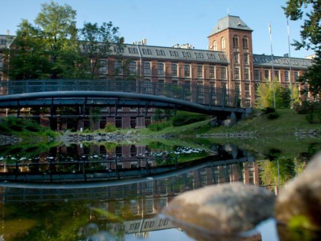 罗兹工业大学官网校舍与校园水景实景，仅作院校识别，不代表具体项目授课地点或出境要求。