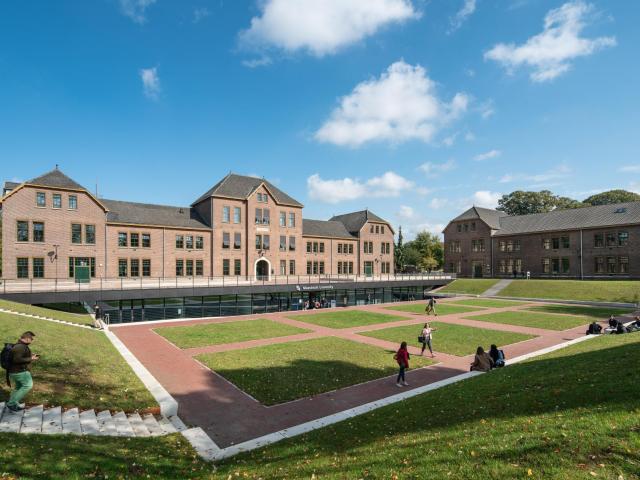 马斯特里赫特大学官网Tapijn商学院校舍及庭院实景，仅作院校识别，不代表具体项目授课地点或出境要求。