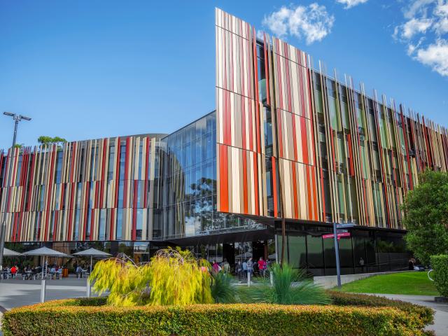澳大利亚麦考瑞大学图书馆建筑实景（历史资料照片），仅作院校识别，不代表具体项目授课地点或出境要求。