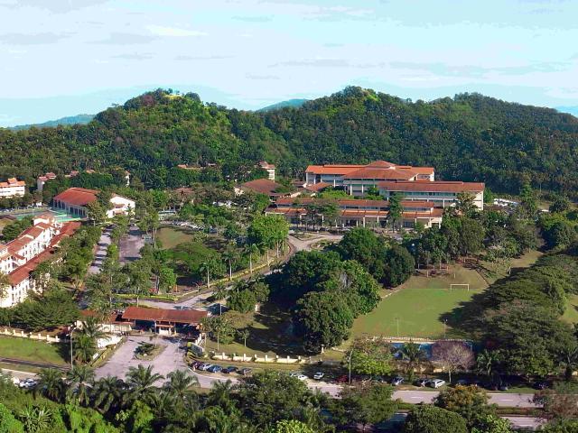 汝来大学官网院校概况页校园全景照片，仅作院校识别，不代表中文项目实际授课地点或出境要求。