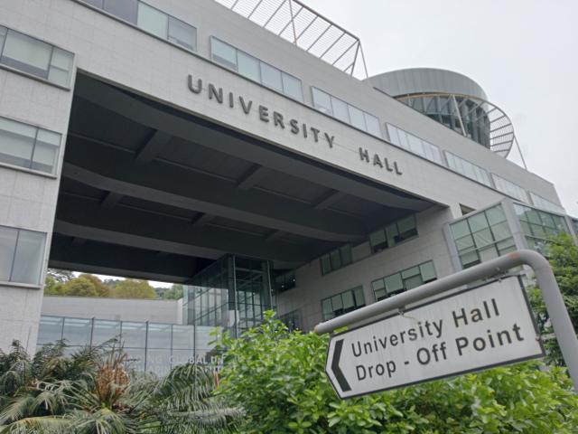新加坡国立大学 University Hall 建筑实景（2023年照片），仅作院校识别，不代表具体项目授课地点或出境要求。