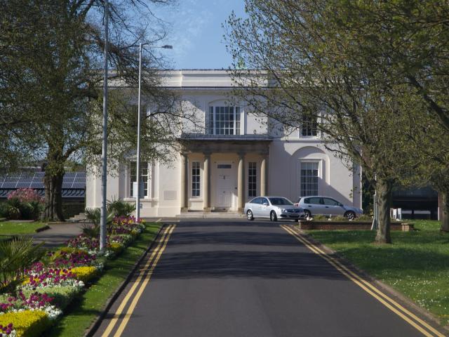 英国开放大学 Walton Hall 建筑实景（2015年照片），仅作院校识别，不代表具体项目授课地点或出境要求。