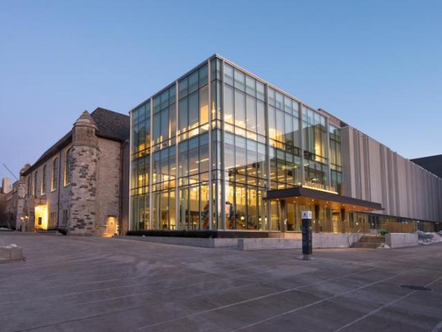 加拿大女王大学官网校园建筑外观实景，仅作院校识别，不代表具体项目授课地点或出境要求。
