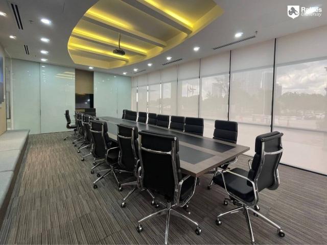 莱佛士大学官网Medini校区会议室照片，仅作院校识别，不代表具体项目实际授课地点或出境要求。