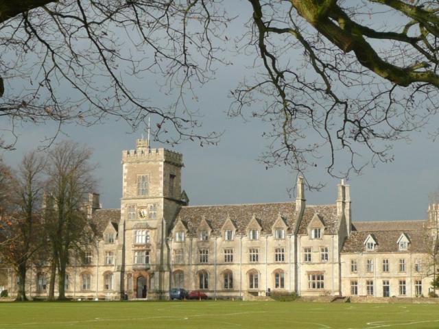 英国皇家农业大学官网主楼及钟楼建筑照片，仅作院校识别，不代表具体项目授课地点或出境要求。