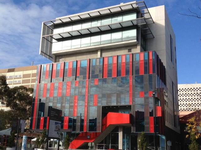 澳大利亚斯威本科技大学 Hawthorn 校区 George Building 建筑实景（2013年历史照片），仅作院校识别，不代表具体项目授课地点或出境要求。