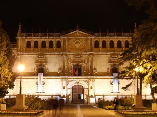 阿尔卡拉大学官网Rectorado建筑夜景照片，仅作院校识别，不证明具体项目授课地点或出境要求。