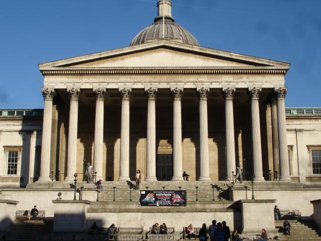 英国伦敦大学学院 UCL 主楼门廊建筑实景（2007年历史照片），仅作院校识别，不代表具体项目授课地点或出境要求。