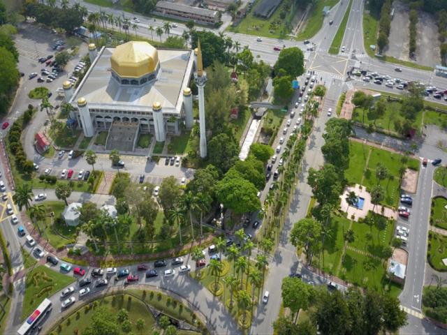 马来西亚国立大学官网校园清真寺及校门景观航拍实景，仅作院校识别，不代表具体项目授课地点或出境要求。