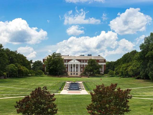 马里兰大学College Park校区McKeldin Mall及建筑实景，仅作院校识别。