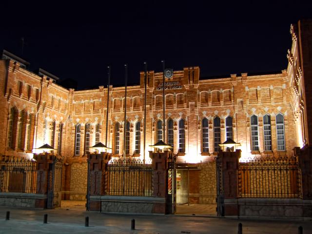 西班牙罗维拉&middot;依维尔基里大学校行政楼实景（2013年历史照片），仅作院校识别，不代表具体项目授课地点或出境要求。