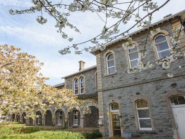 西英格兰大学官网Glenside校区石砌校舍实景，仅作院校识别，不代表具体项目授课地点或出境要求。