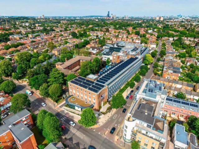 西伦敦大学官网Ealing圣玛丽路校区建筑航拍实景，仅作院校识别，不代表具体项目授课地点或出境要求。