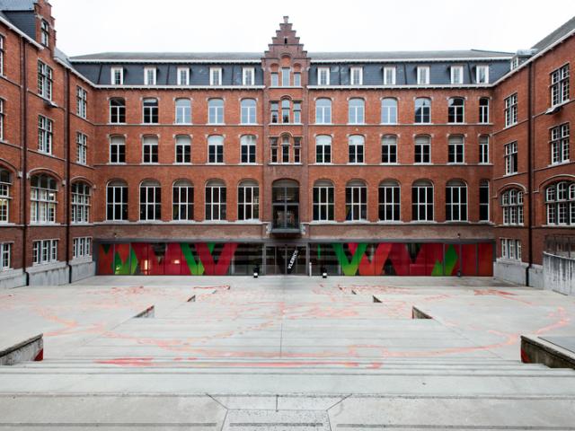 弗拉瑞克商学院官网根特校区红砖校舍及庭院实景，仅作院校识别，不代表具体项目授课地点或出境要求。