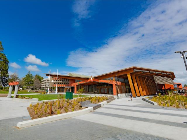 新西兰怀卡托大学官网汉密尔顿校区建筑外景照片，仅作院校识别，不代表具体项目授课地点或出境要求。