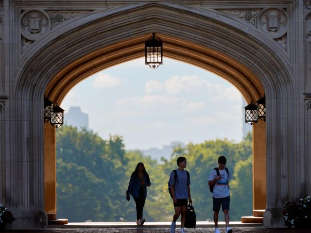 圣路易斯华盛顿大学官网校园石拱门实景，仅作院校识别，不代表具体项目授课地点或出境要求。