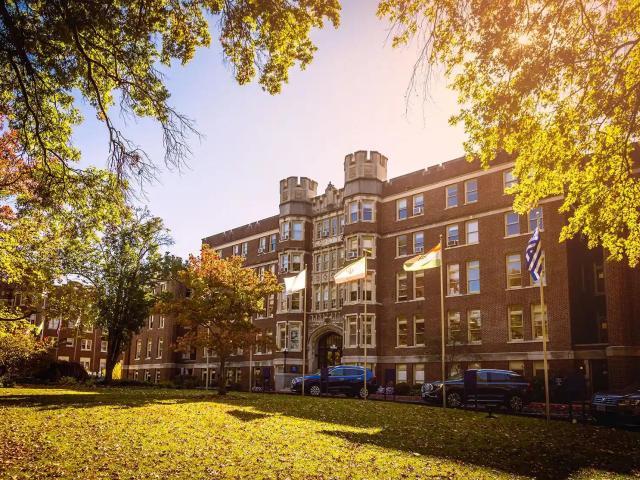 韦伯斯特大学官网校园建筑秋景照片，仅作院校识别，不代表项目实际授课地点或出境要求。