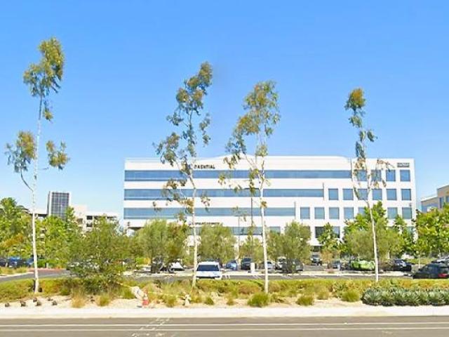 西崖大学官网Irvine主校区建筑实景，仅作院校识别，不代表具体项目授课地点或出境要求。
