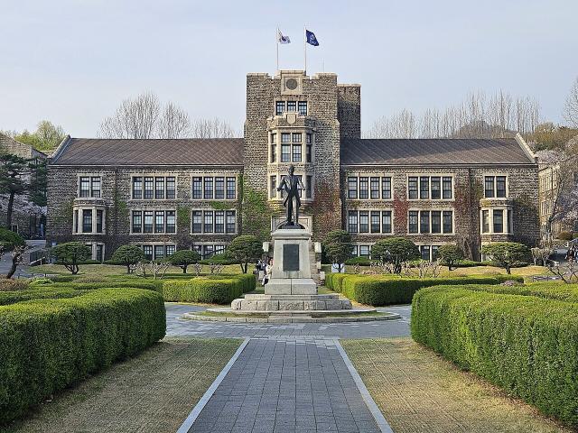 延世大学Underwood Hall主楼及雕像实景，仅作院校识别，不代表具体项目授课地点或出境要求。