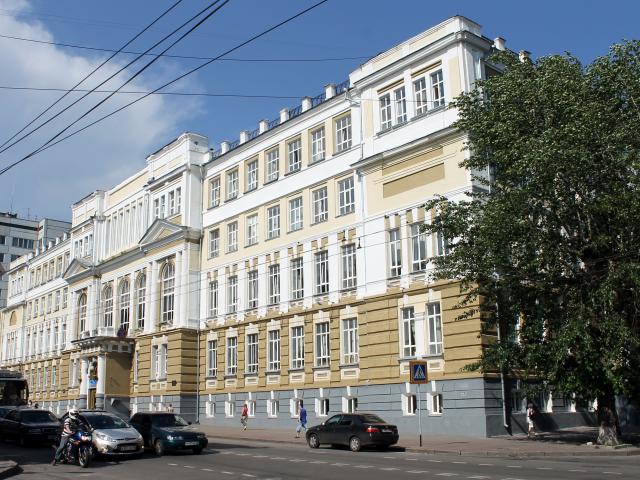 俄罗斯库尔斯克国立大学历史建筑，摄影 Клеткин，CC BY-SA 3.0